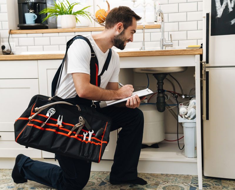 image-of-plumber-man-with-equipment-and-clipboard-GU2YWK8 (1)