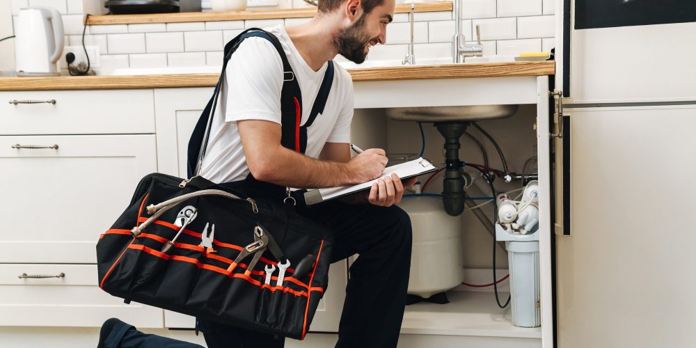 image-of-plumber-man-with-equipment-and-clipboard-GU2YWK8 (1)