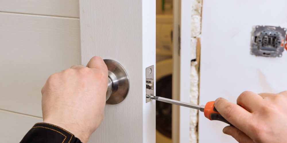 locksmith-install-the-door-lock-in-house-F5YGVHP